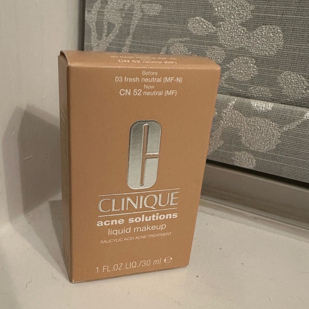 NIB Clinique Acne Solutions Foundation CN 52 Neutral MF Foundation